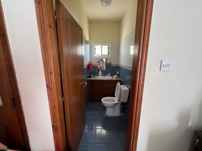 Image No.5-8 Bed Property for sale