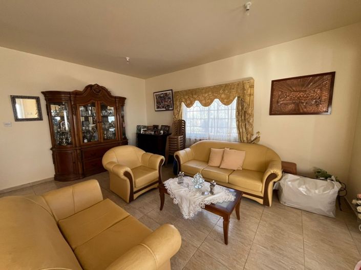 Image No.7-8 Bed Property for sale