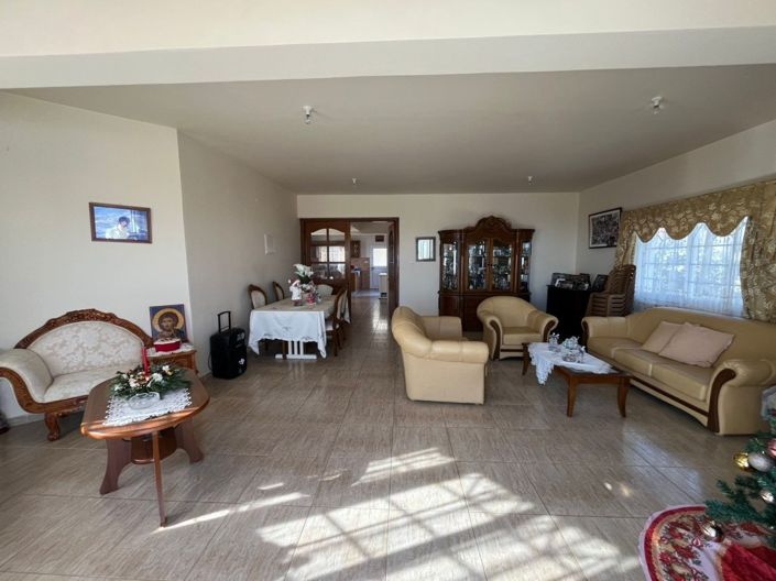 Image No.8-8 Bed Property for sale