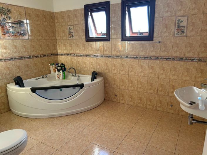 Image No.15-4 Bed Property for sale