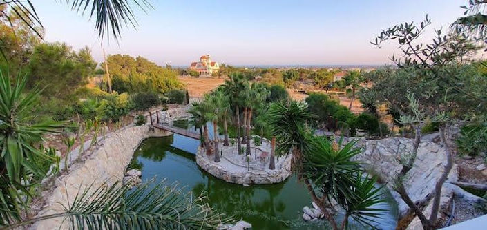 Image No.12-8 Bed Property for sale