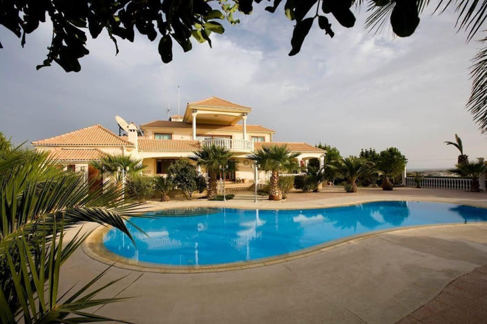 Image No.23-8 Bed Property for sale