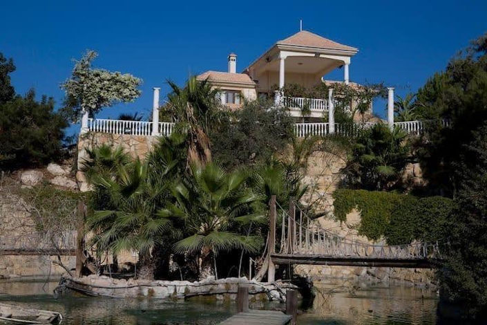 Image No.24-8 Bed Property for sale