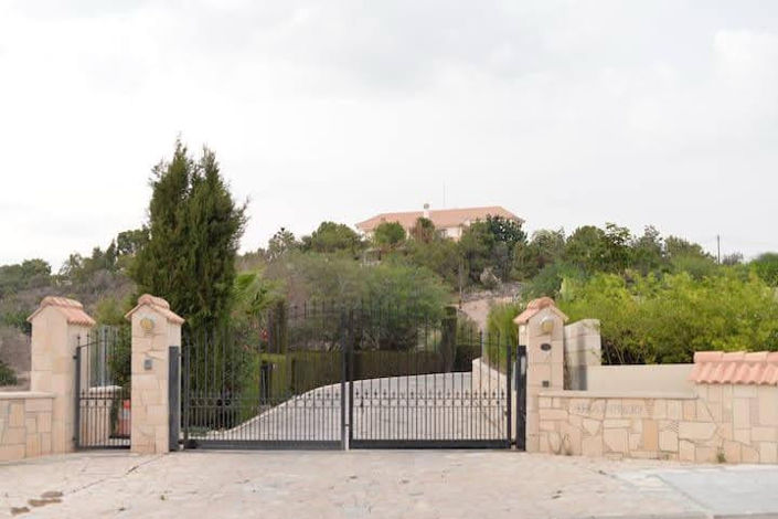 Image No.31-8 Bed Property for sale