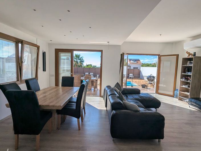 Image No.10-2 Bed Property for sale