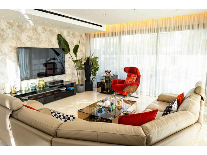 Image No.8-5 Bed House for sale