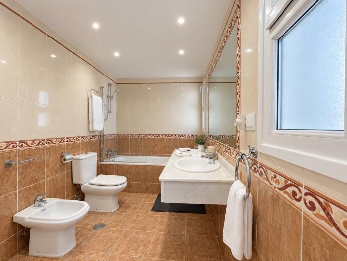 Image No.12-2 Bed Townhouse for sale