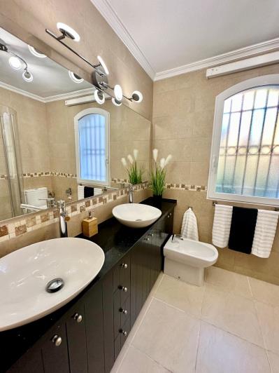 Image No.14-4 Bed Villa / Detached for sale