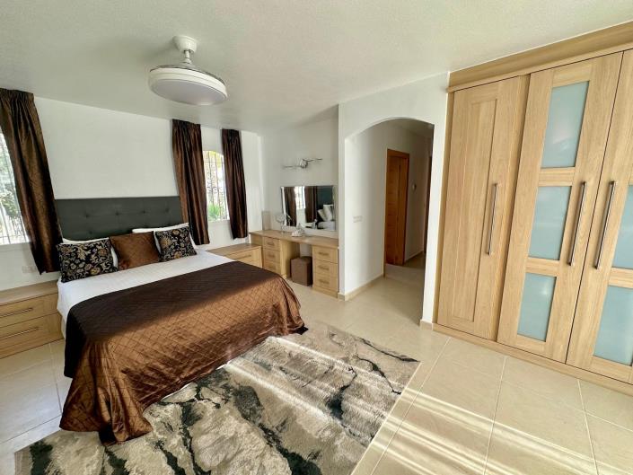 Image No.12-4 Bed Villa / Detached for sale