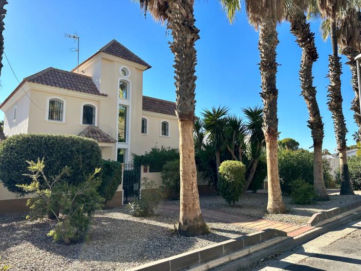 Image No.23-4 Bed Villa / Detached for sale