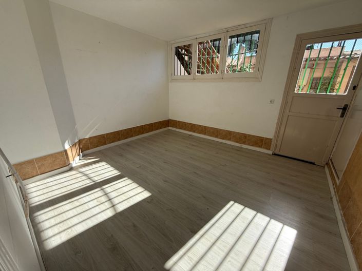 Image No.42-3 Bed Property for sale