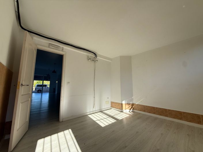 Image No.43-3 Bed Property for sale