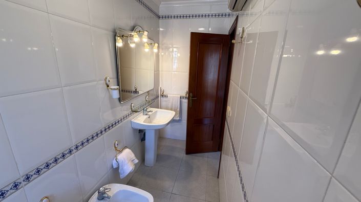 Image No.10-4 Bed Property for sale