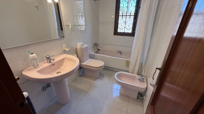 Image No.32-4 Bed Property for sale