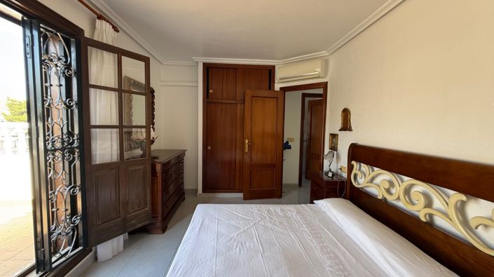 Image No.4-4 Bed Property for sale