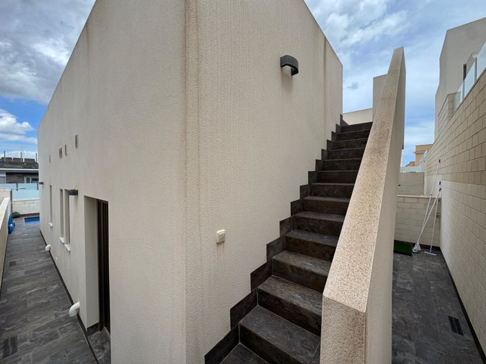 Image No.26-3 Bed Property for sale