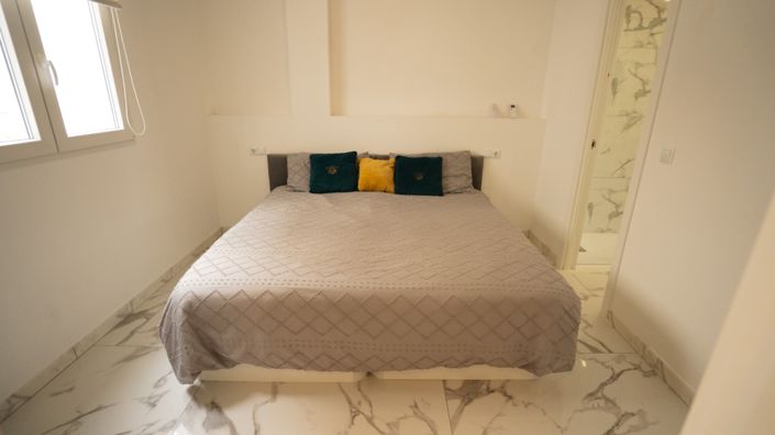 Image No.11-1 Bed Property for sale