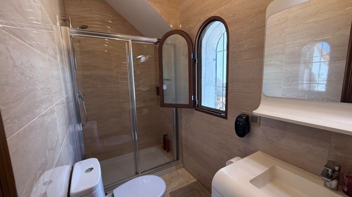 Image No.18-4 Bed Property for sale