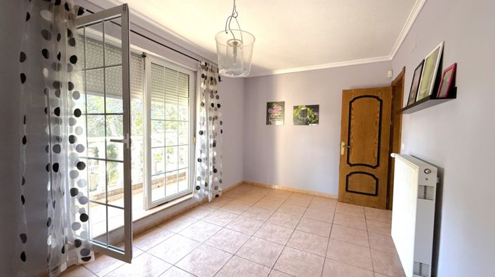 Image No.33-4 Bed Property for sale