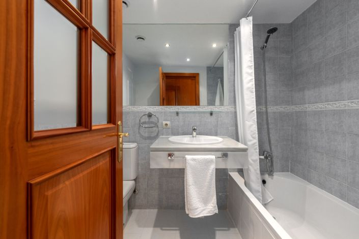 Image No.17-2 Bed Property for sale