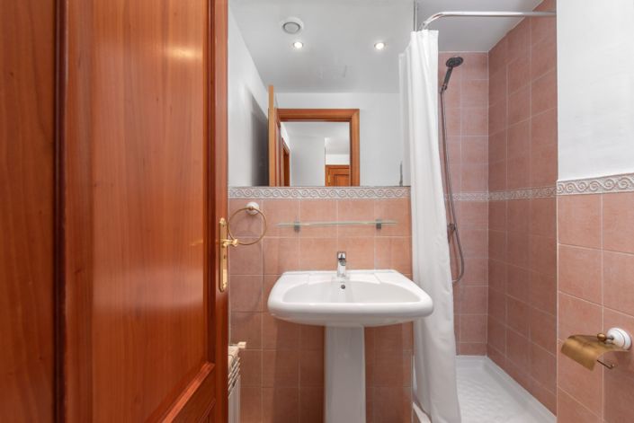 Image No.21-2 Bed Property for sale