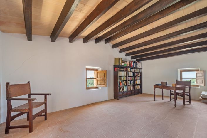 Image No.13-7 Bed Property for sale