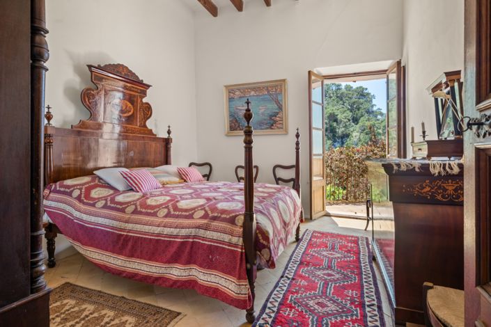 Image No.14-7 Bed Property for sale