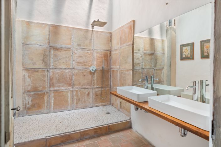 Image No.16-7 Bed Property for sale