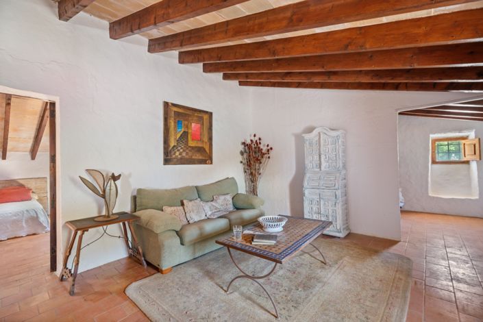 Image No.17-7 Bed Property for sale