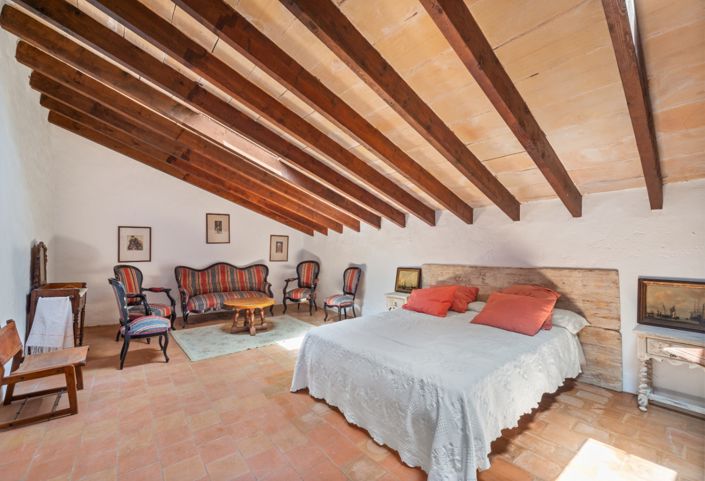 Image No.2-7 Bed Property for sale