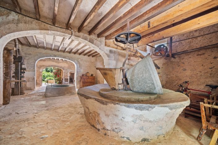 Image No.23-7 Bed Property for sale