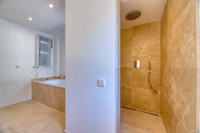 Image No.45-5 Bed Villa for sale