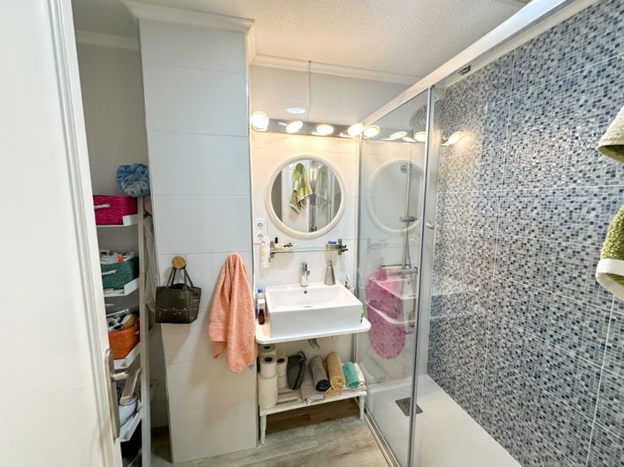 Image No.17-2 Bed Property for sale