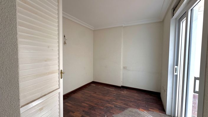 Image No.15-6 Bed Property for sale