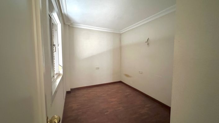 Image No.20-6 Bed Property for sale