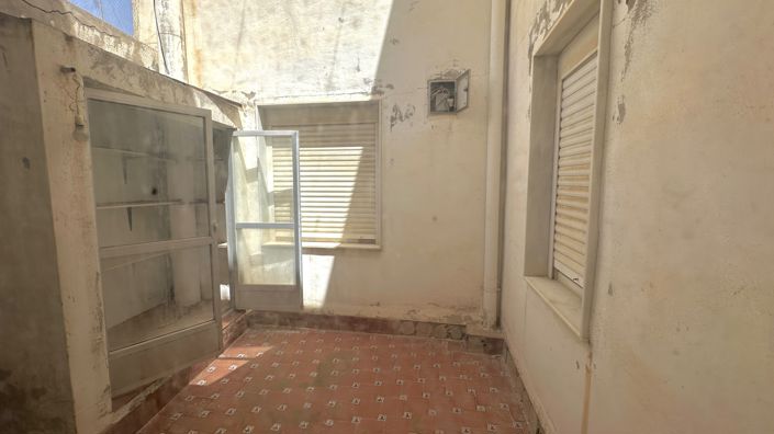 Image No.32-6 Bed Property for sale