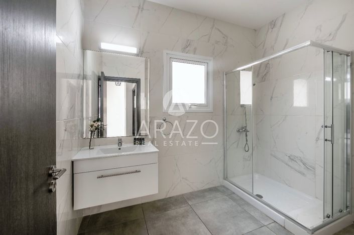 Image No.12-3 Bed Property for sale