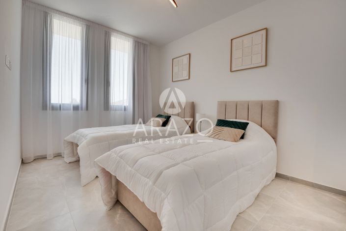 Image No.12-3 Bed Property for sale