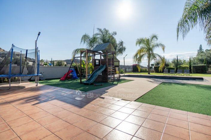 Image No.2-6 Bed Villa for sale