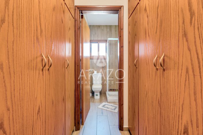 Image No.12-5 Bed Property for sale