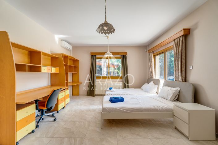 Image No.17-5 Bed Property for sale