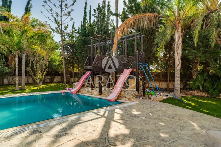 Image No.26-5 Bed Property for sale