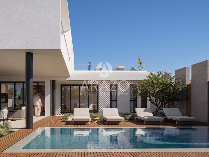 Image No.1-5 Bed Property for sale