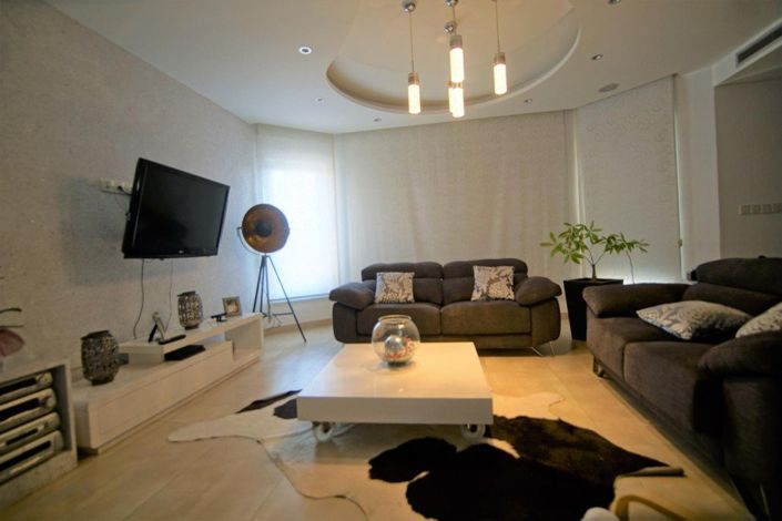 Image No.2-6 Bed Villa for sale