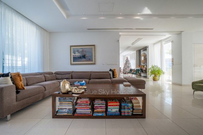 Image No.2-4 Bed Villa for sale