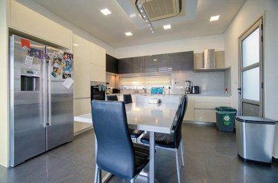 f503bd09-957d-432c-add0-54cb3d20c247