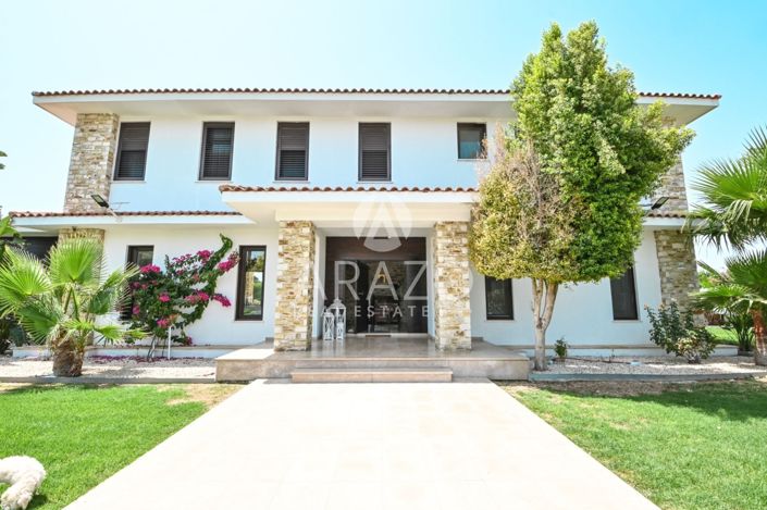 Image No.2-Villa de 6 chambres à vendre à Dromolaxia