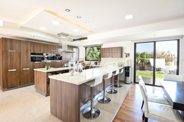 Image No.5-Villa de 6 chambres à vendre à Dromolaxia