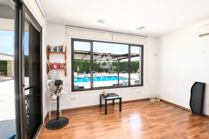 Image No.8-Villa de 6 chambres à vendre à Dromolaxia