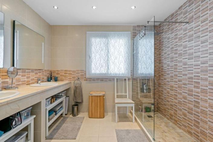 Image No.12-4 Bed Townhouse for sale